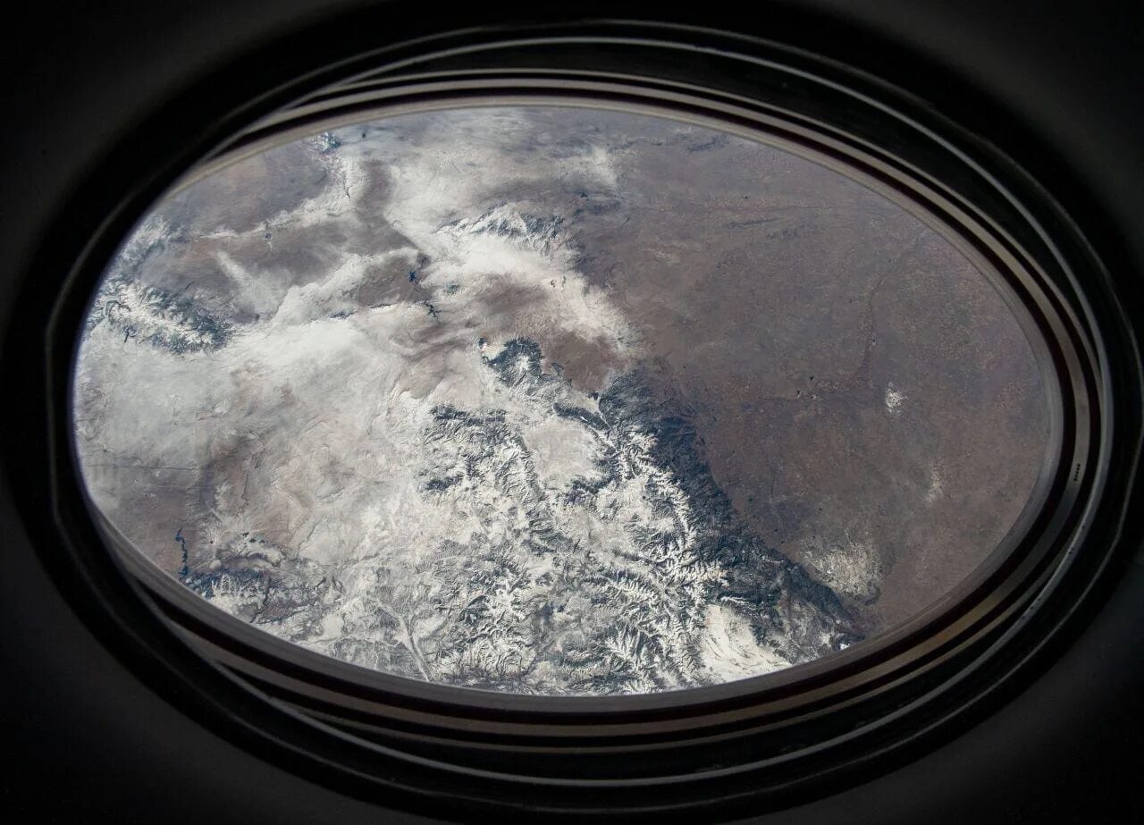 Земля в иллюминаторе картинки. Снимок земли НАСА 1972. Земля из иллюминатора. Вид на луну с МКС. Снимок Луны с МКС.