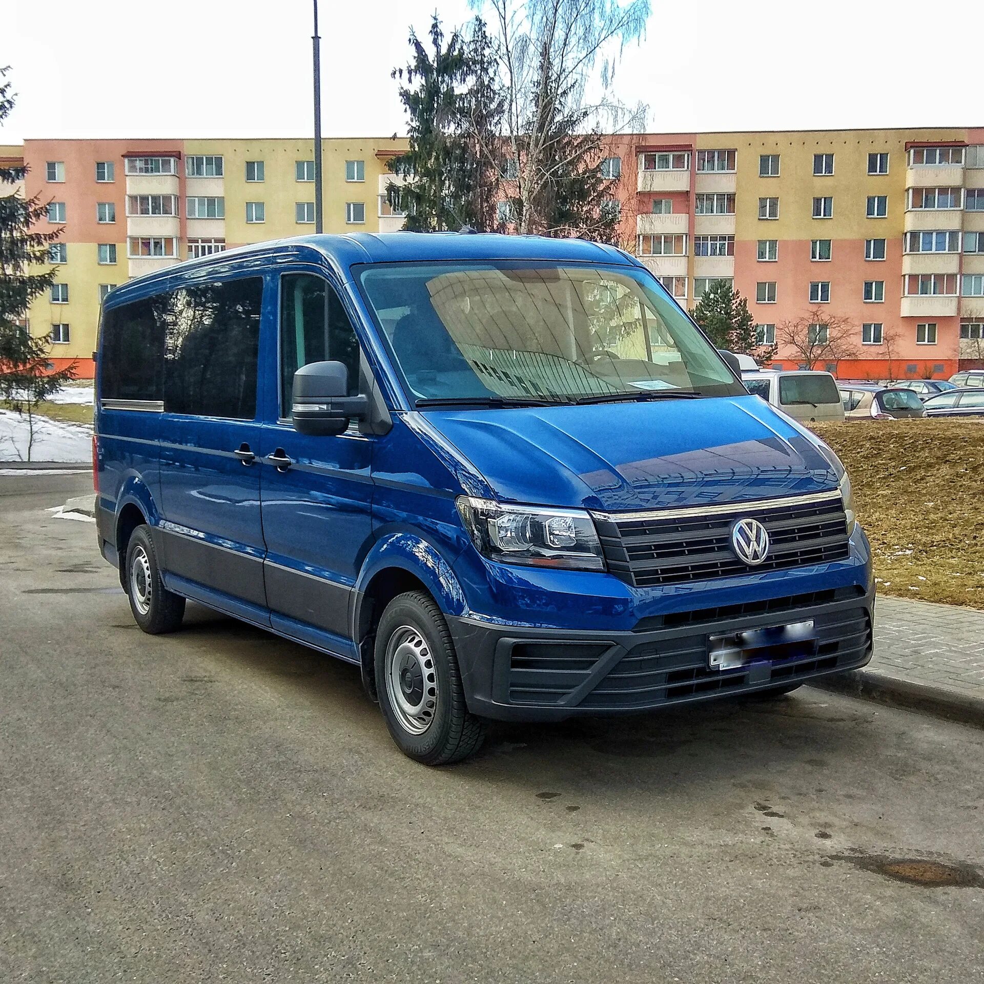 Volkswagen crafter купить. Фольксваген Крафтер 1. Фольксваген Крафтер 8+1. Volkswagen Crafter 8 местный. Фольксваген Крафтер 8 мест.