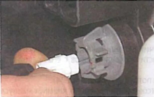 Фиксатор лампочки ближнего света лансер 9. Лампы фар mitsubishi lancer 9. Патрон лампочки габаритов лансер 9. Замена лампочки габарита s-max. Лампочки митсубиси лансер 9.