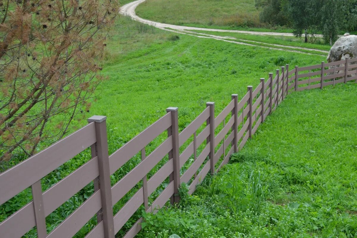 Забор на ковид. Прясло забора. Забор на склоне. Забор на косогоре. Ограждение участка на склоне.