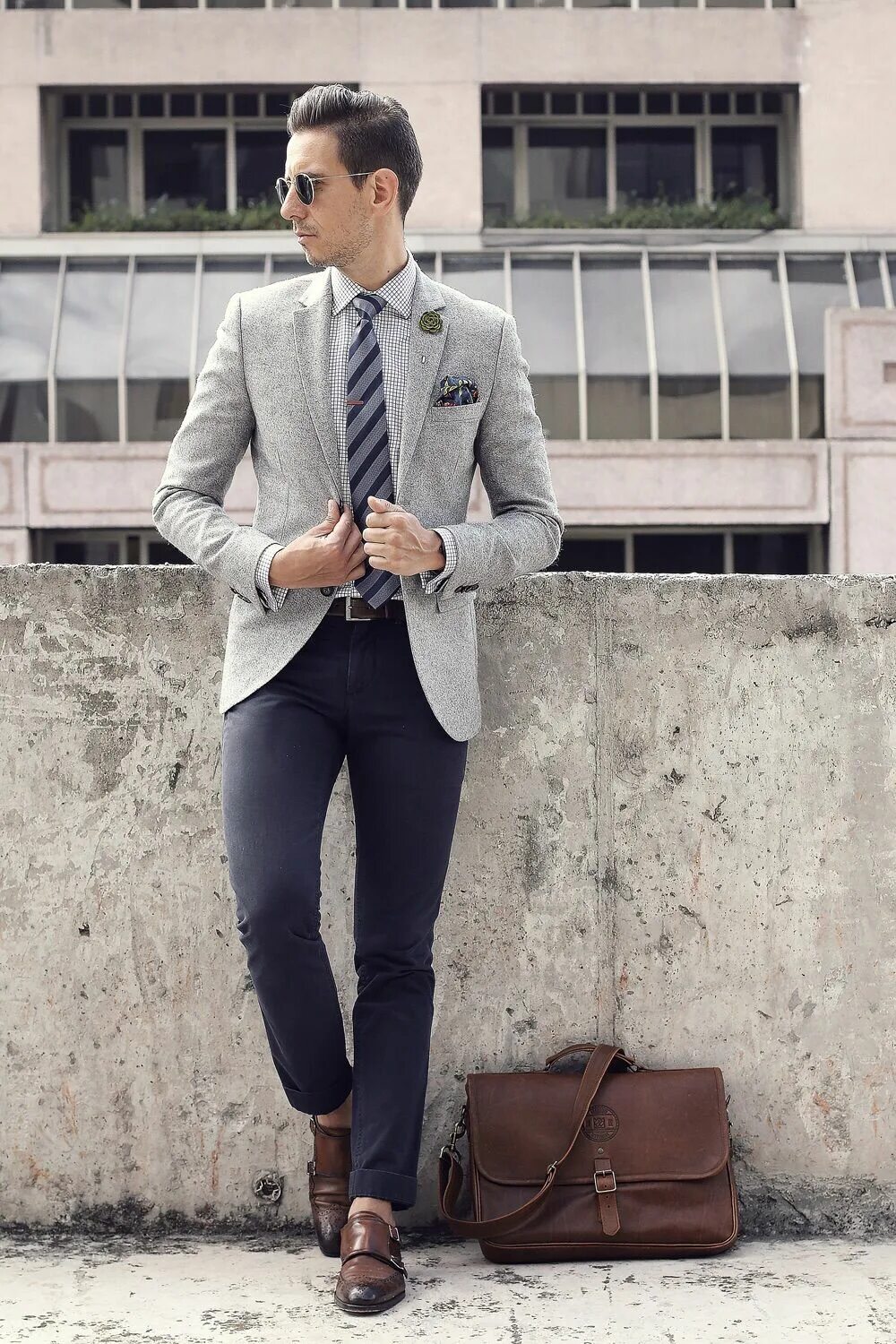 Серо коричневые ботинки. Мужские образы. Стильный мужской образ. Синий пиджак серые брюки. Красивые мужские образы.