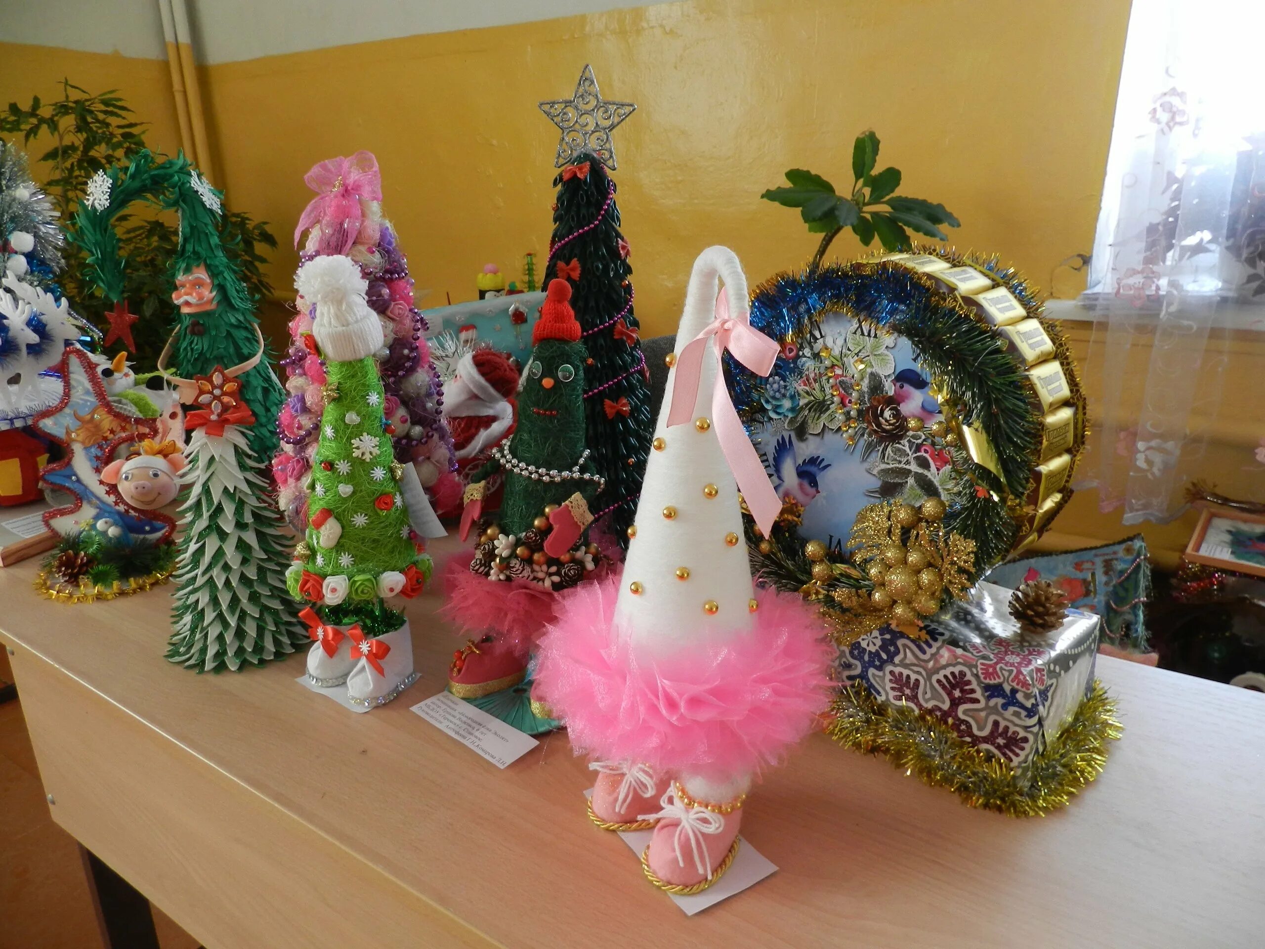 конкурс поделок новогодняя елочка. поделки на нг на конкурс. креативная елка своими руками. поделки на нг на конкурс. новогодняя елка поделка в садик.