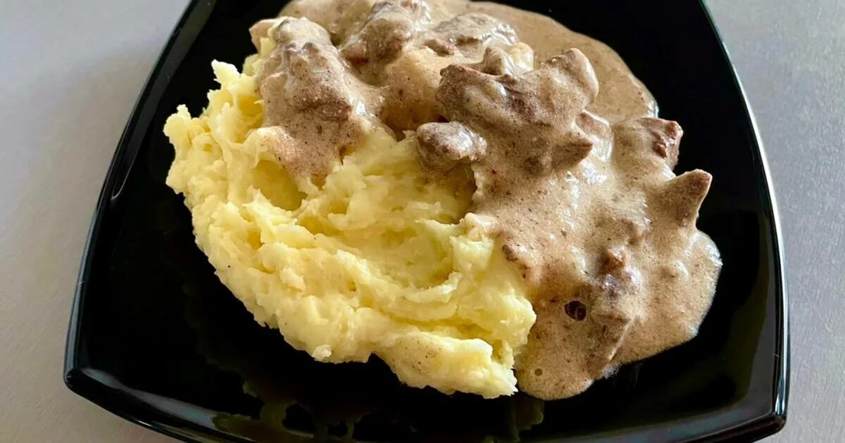 бефстроганов из печени говяжьей. бефстроганов со сметаной. бефстроганов сметана рецепт. мраморный бефстроганов. бефстроганов орзо.