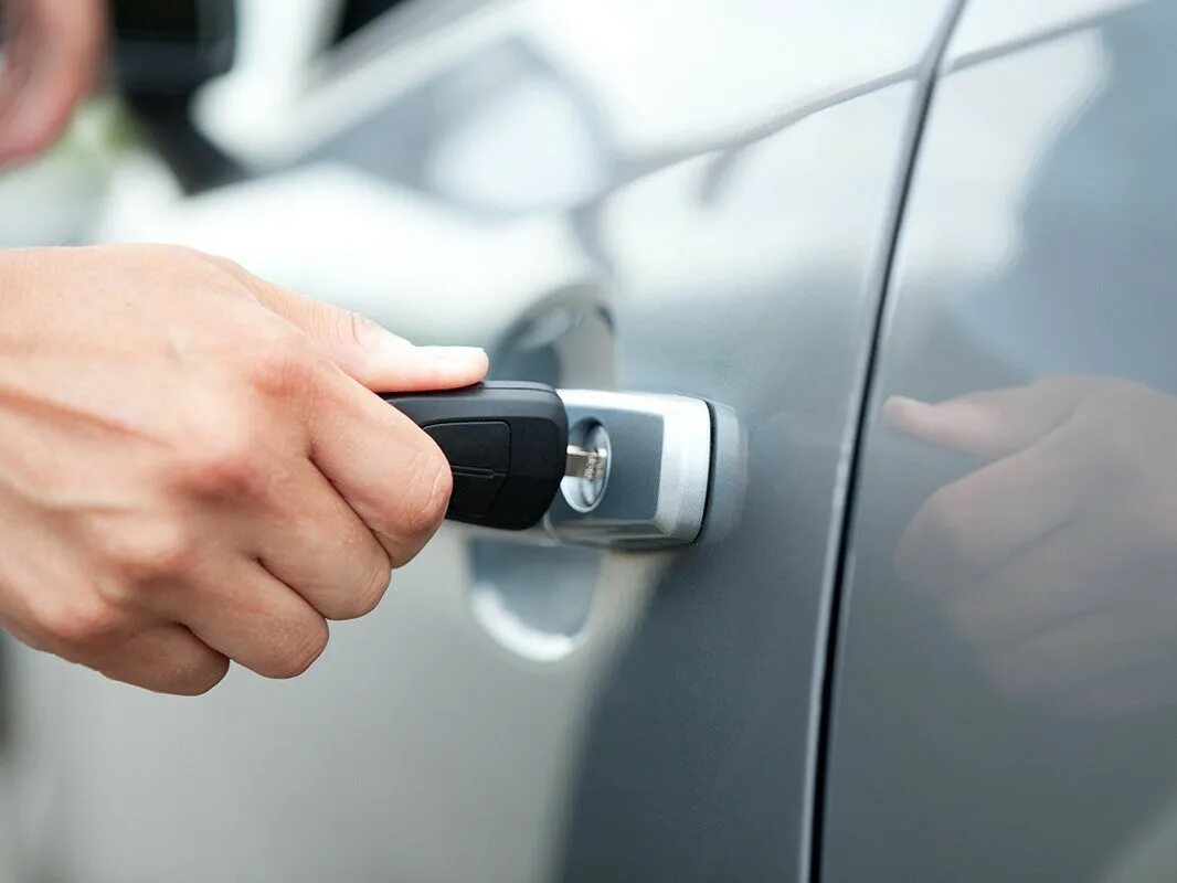 Открытая дверь автомобиля. Дверь машины. Открытая дверь автомобиля. Закрыть ключом двери машины. Вскрытие замков автомобиля.