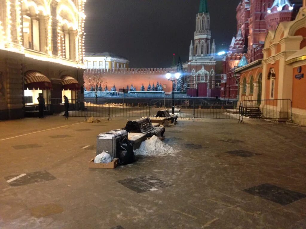 Красная площадь перекрыта. Красная площадь перекрыта сейчас. Около Кремля щас. Обстановка на красной площади Москва сейчас. Почему перекрыта красная