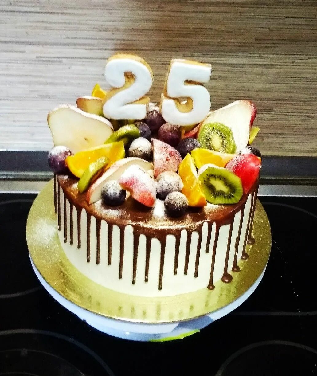 Торт на 25 мужчине. Торт с днем рождения!. Украшение торта на юбилей. Мужской торт. Мужской торт на день рождения 25 лет.