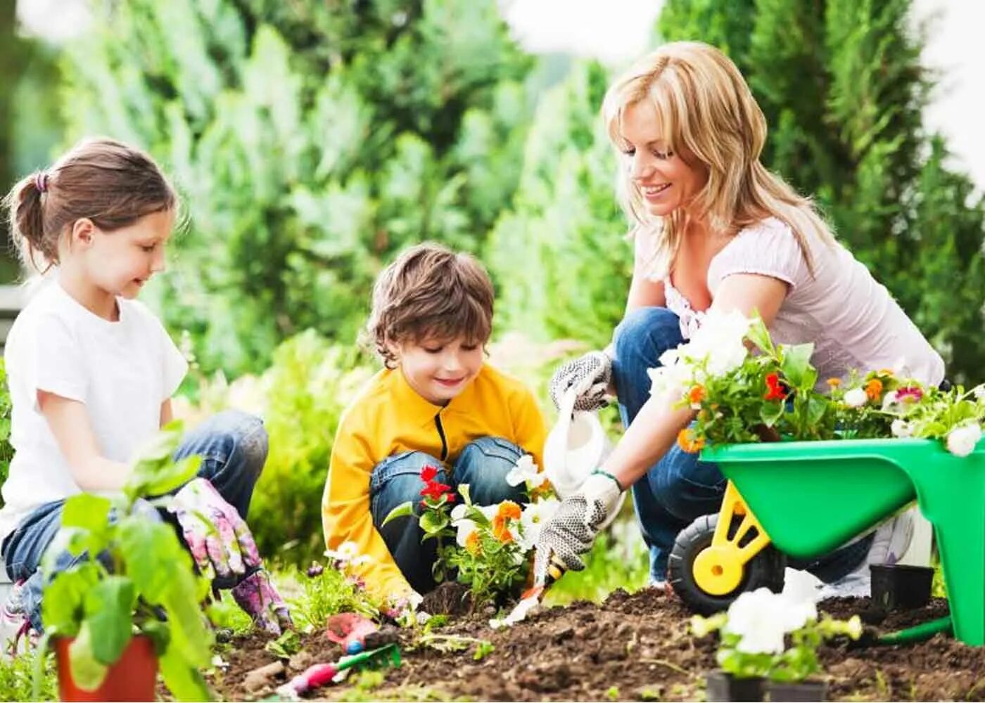 People take care of nature. Огород для детей. Семья в саду. Дети помогают родителям. Дети в саду.