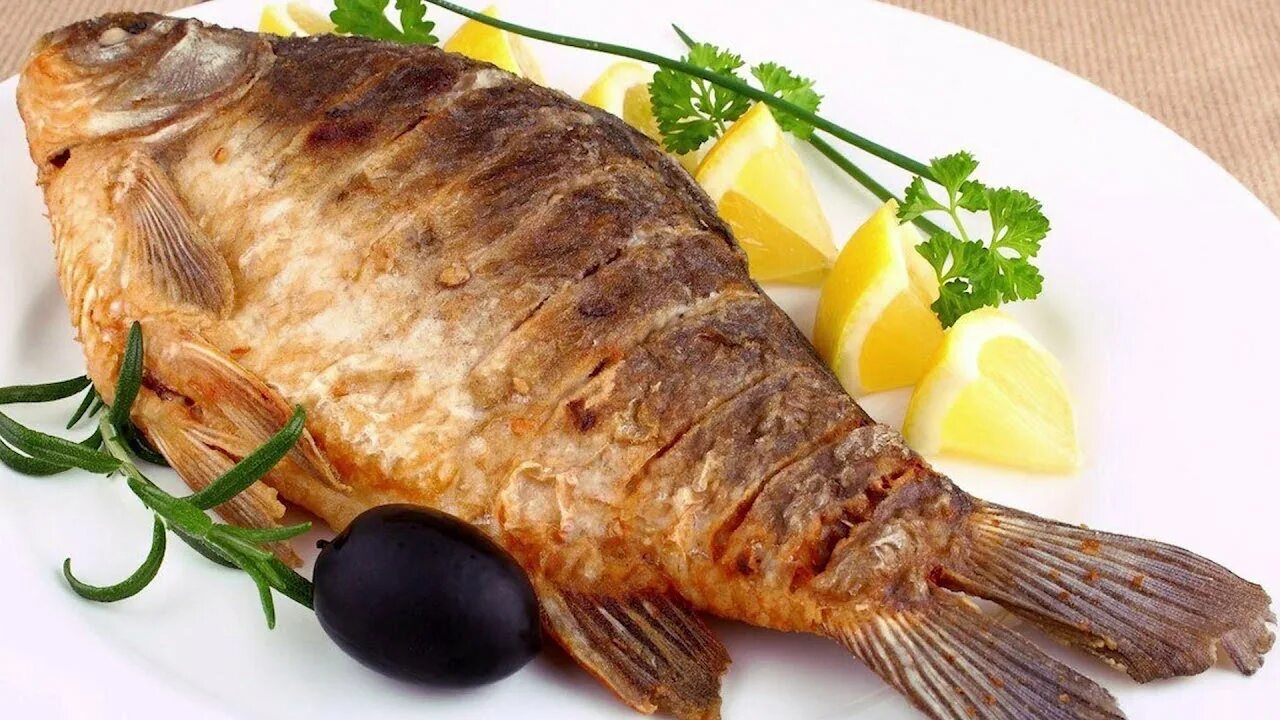 Какую жареную рыбу. Рыба жареная. Рыба на тарелке. Жареная рыбка. Жареный сазан.