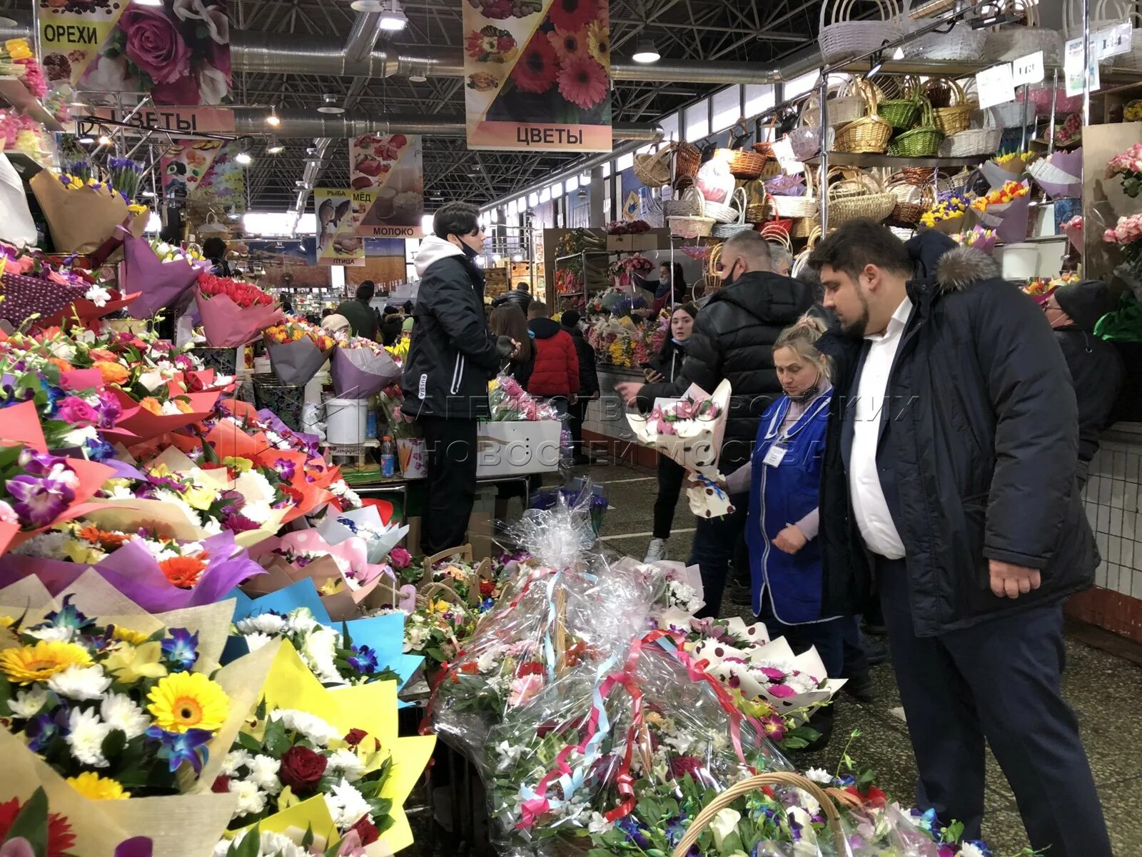Рижский рынок цветов Москва. Рижский рынок цветы. Цветочный рынок в Москве.