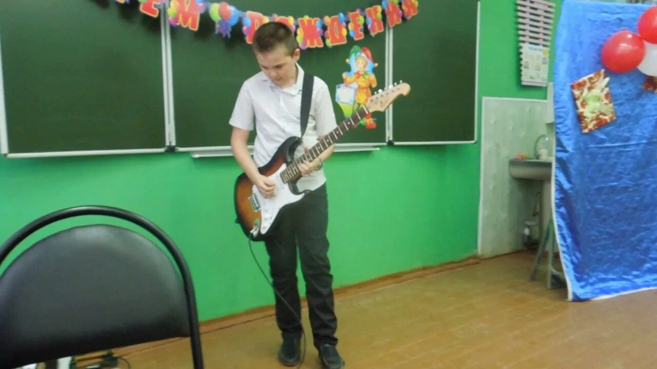 Школа гитары. Фото с гитарой в школе. Фото в школе с гитарой групповая. Можно ли в школу приносить гитару. Гитару про школу