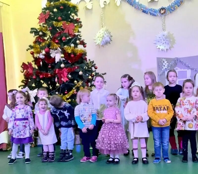 рождественский сезон. елка в космосе 2023. новый год в космосе. с новым годом космос. елка в космосе 2023.