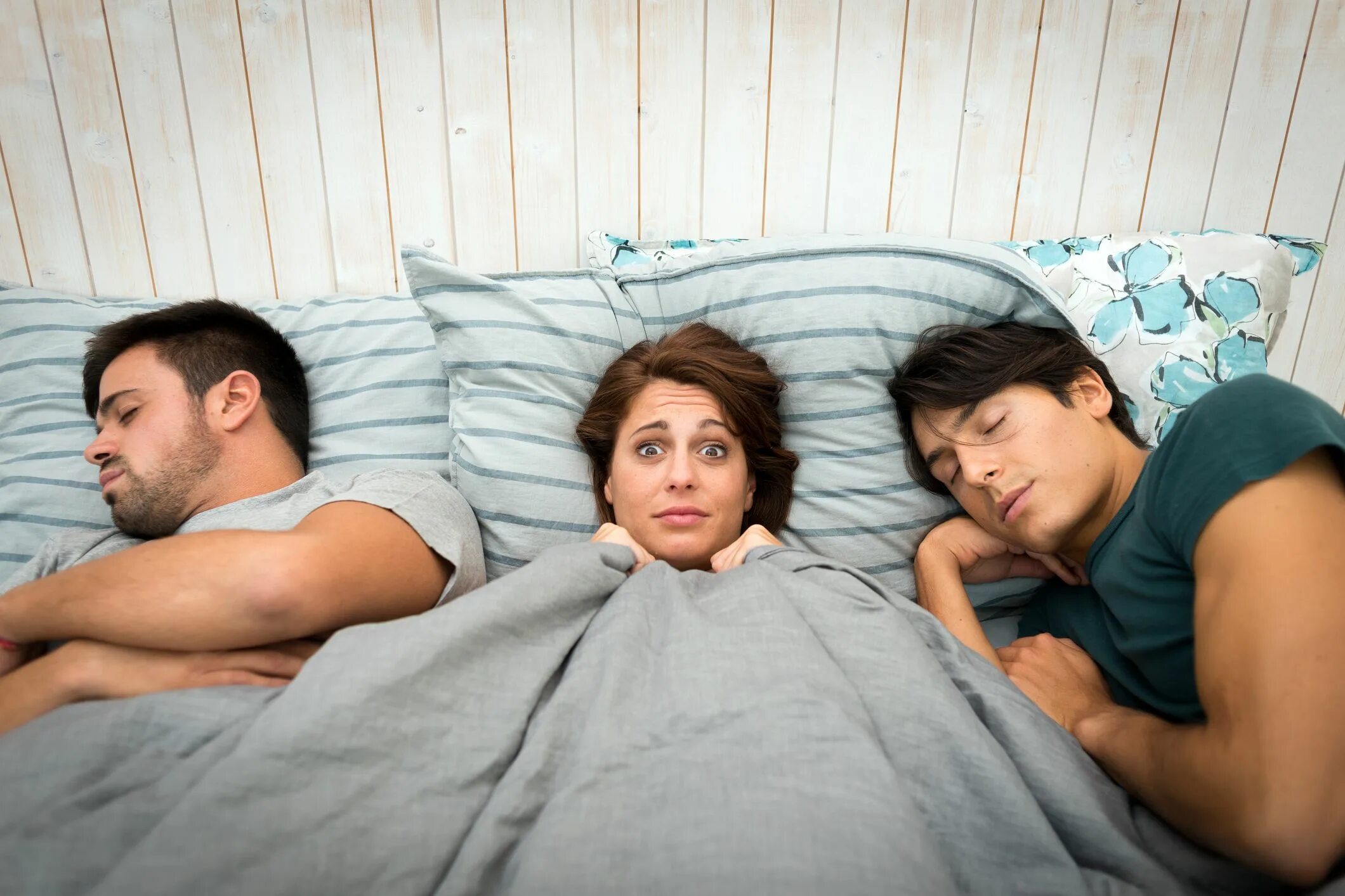 Три человека в постели. Мужчина и две женщины. Любовь втроем. Три человека в одной постели. Измена с соседом видео