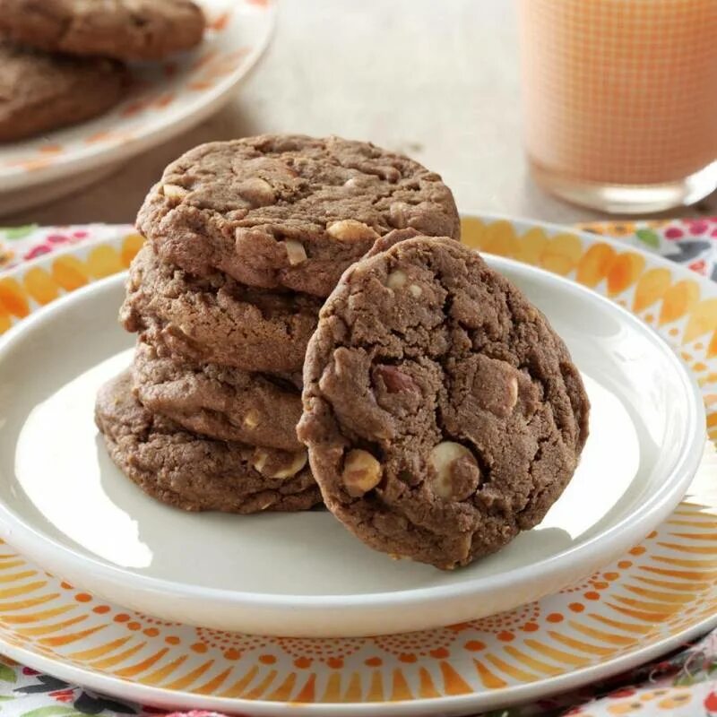 Печенье домашнее какао. Шоколадное печенье. Шоколадное печенье с орехами. Шоколадно ореховое печенье. Печенье в шоколаде с орехами.