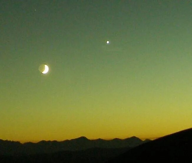 Луна венера и юпитер. Венера утренняя звезда фото. Какую планету видно утром на востоке. Сближение сатурна и юпитера в декабре 2020. Луна рожками вверх.