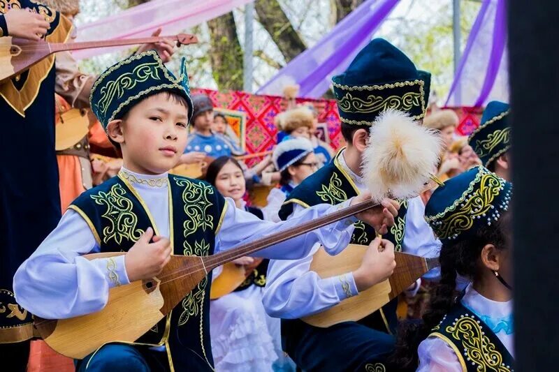 Казах с домброй. Праздник Наурыз в Казахстане. Праздник национальный домбры. Игра на домбре.