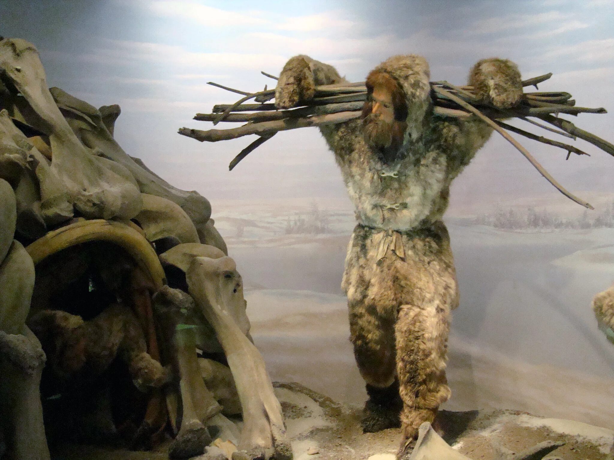 Почти разумный. Человек разумный homo sapiens. древние люди. памятник неандертальцу. ледниковый период древние люди.
