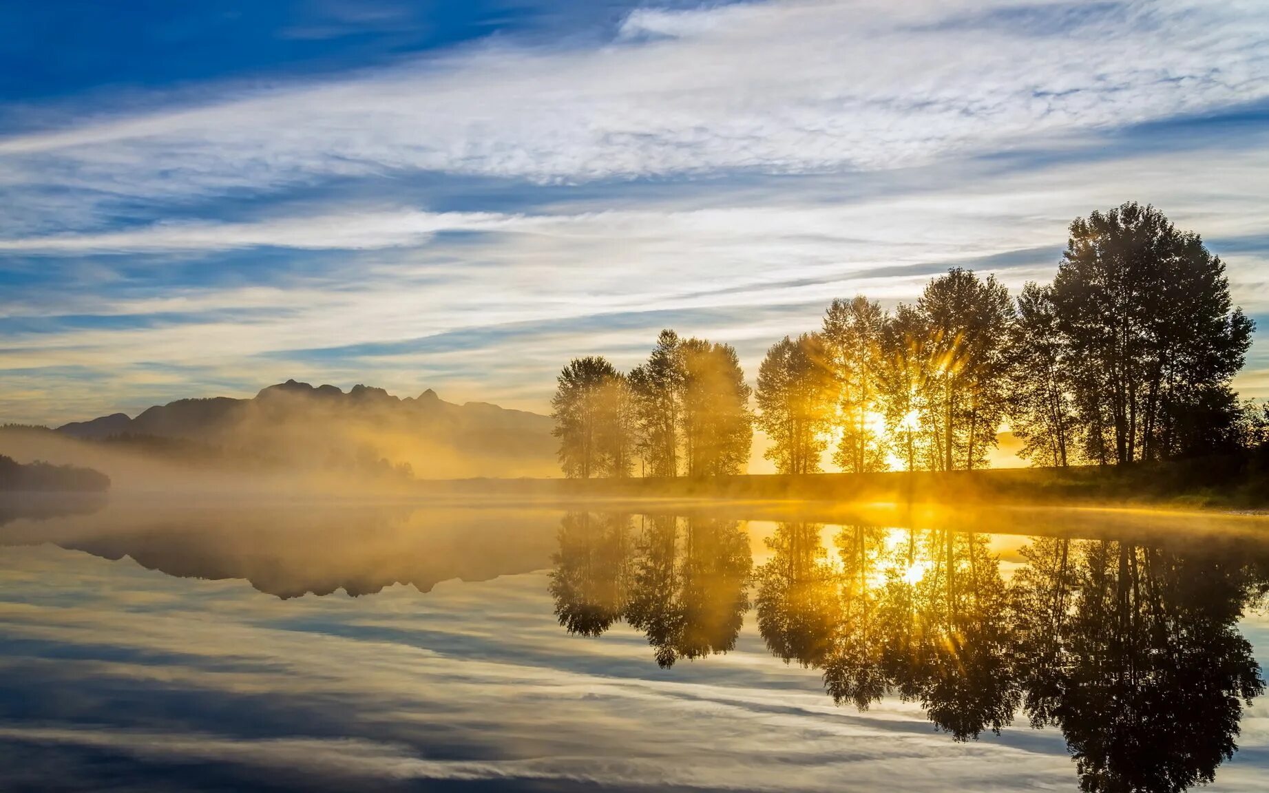 Картинка утро. Рассвет на озере. Природа рассвет. Утренний пейзаж. Пейзаж рассвет.
