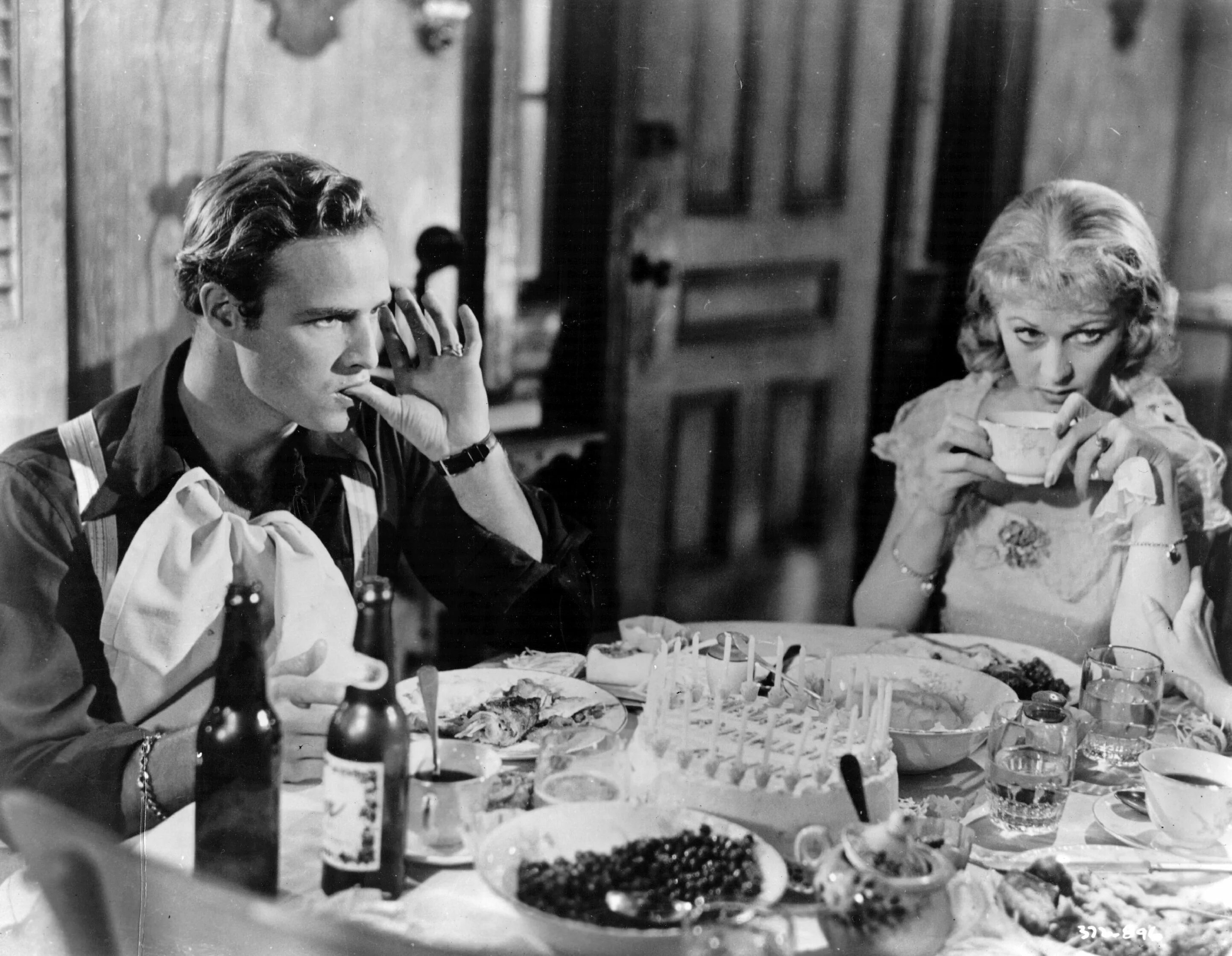 Вивьен ли трамвай желание. Трамвай желание Марлон Брандо Вивьен ли. Marlon Brando Streetcar named Desire 1951.