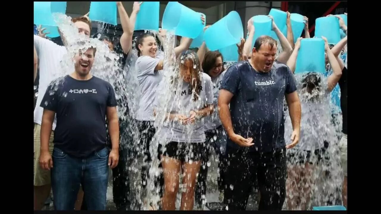 Als bucket challenge. Айс бакет. ice bucket challenge. als ice bucket challenge. ice bucket challenge девушки.