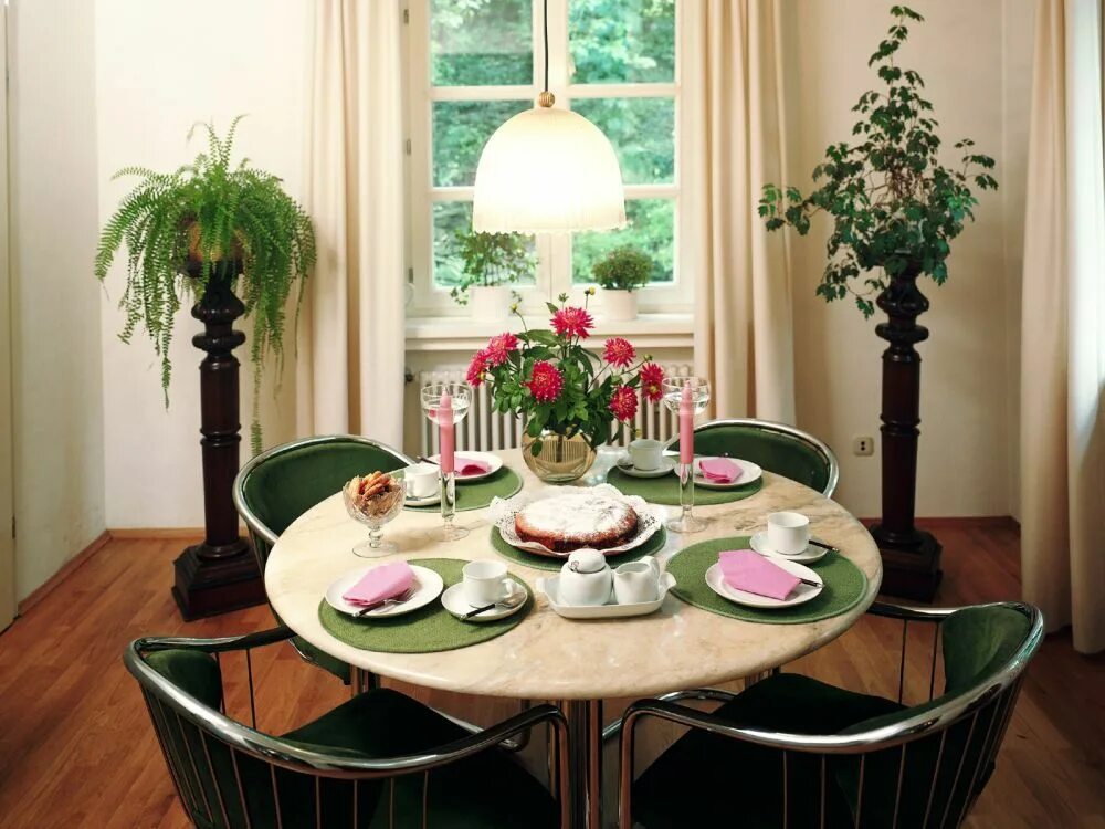Small spaces are always a difficulty to design particularly little dining areas 