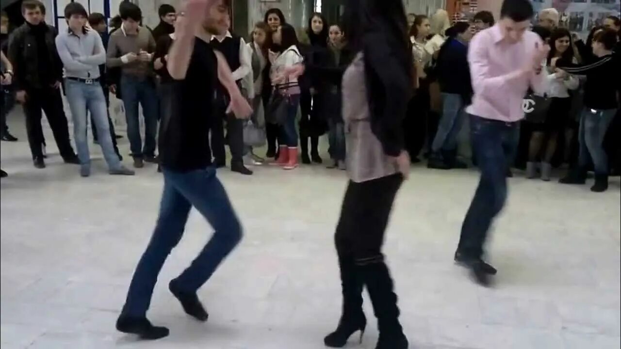 Девушки танцуют лезгинку видео. Кавказцы танцуют. Девушка танцует лезгинку. Кавказцы танцуют лезгинку. Дагестанцы лезгинка.