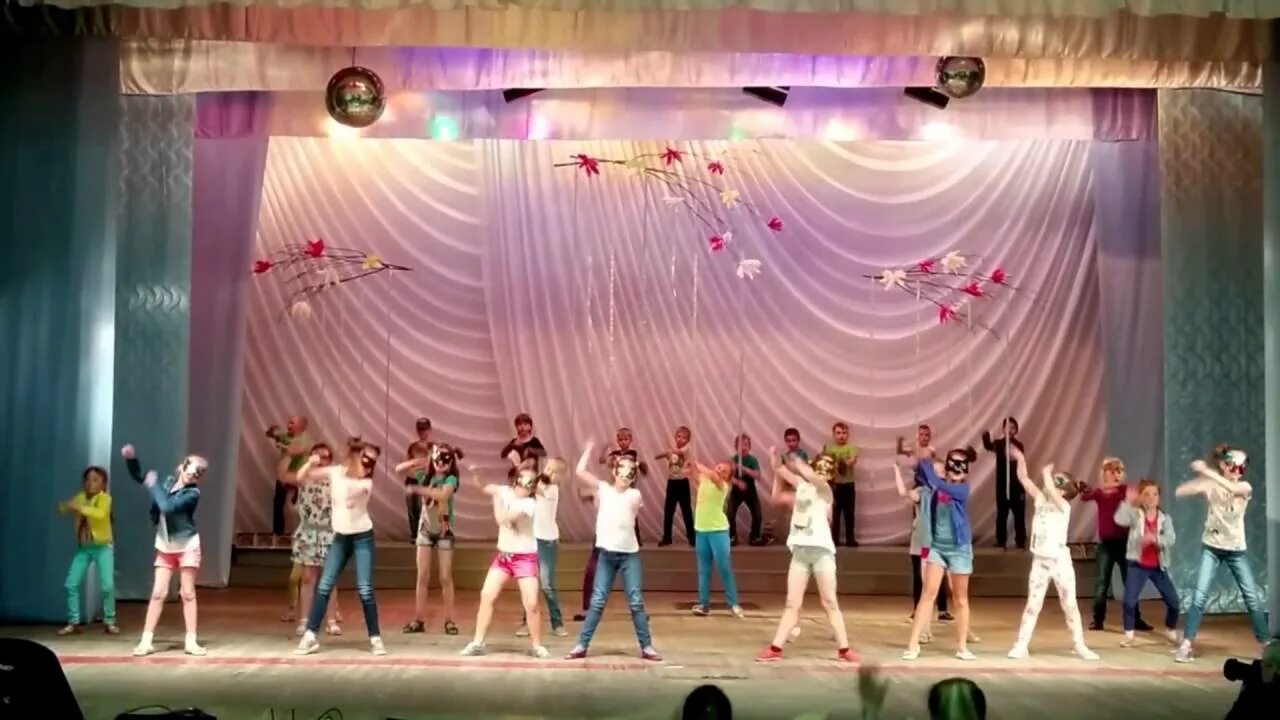 Танец для детей помогатор. Весёлый танец помогатор. Фиксики помогатор. Танец детей помогатор. Танец фиксиков помогатор движения.
