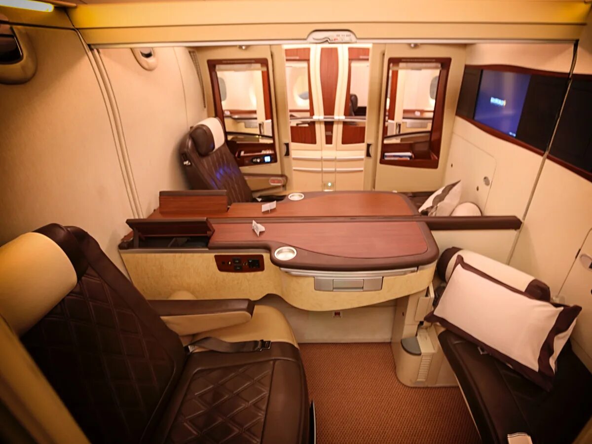 Business class seat. Недорогой бизнес класс. Недорогой бизнес класс. Аэробус а380-800 эмирейтс бизнес класс. Боинг 777-300 бизнес класс.