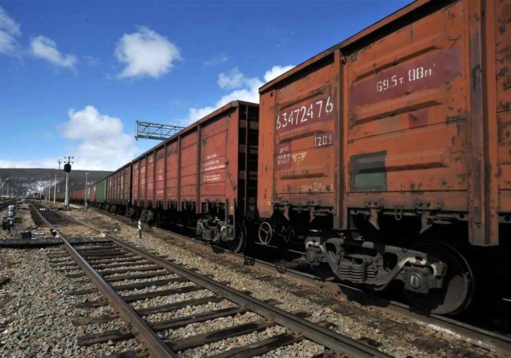 Уралвагонзавод полувагоны 12-132. Пустые грузовые вагоны. В грузовых поездах из порожних вагонов. Грузовые вагоны полувагоны. Жд вагоны грузовые.