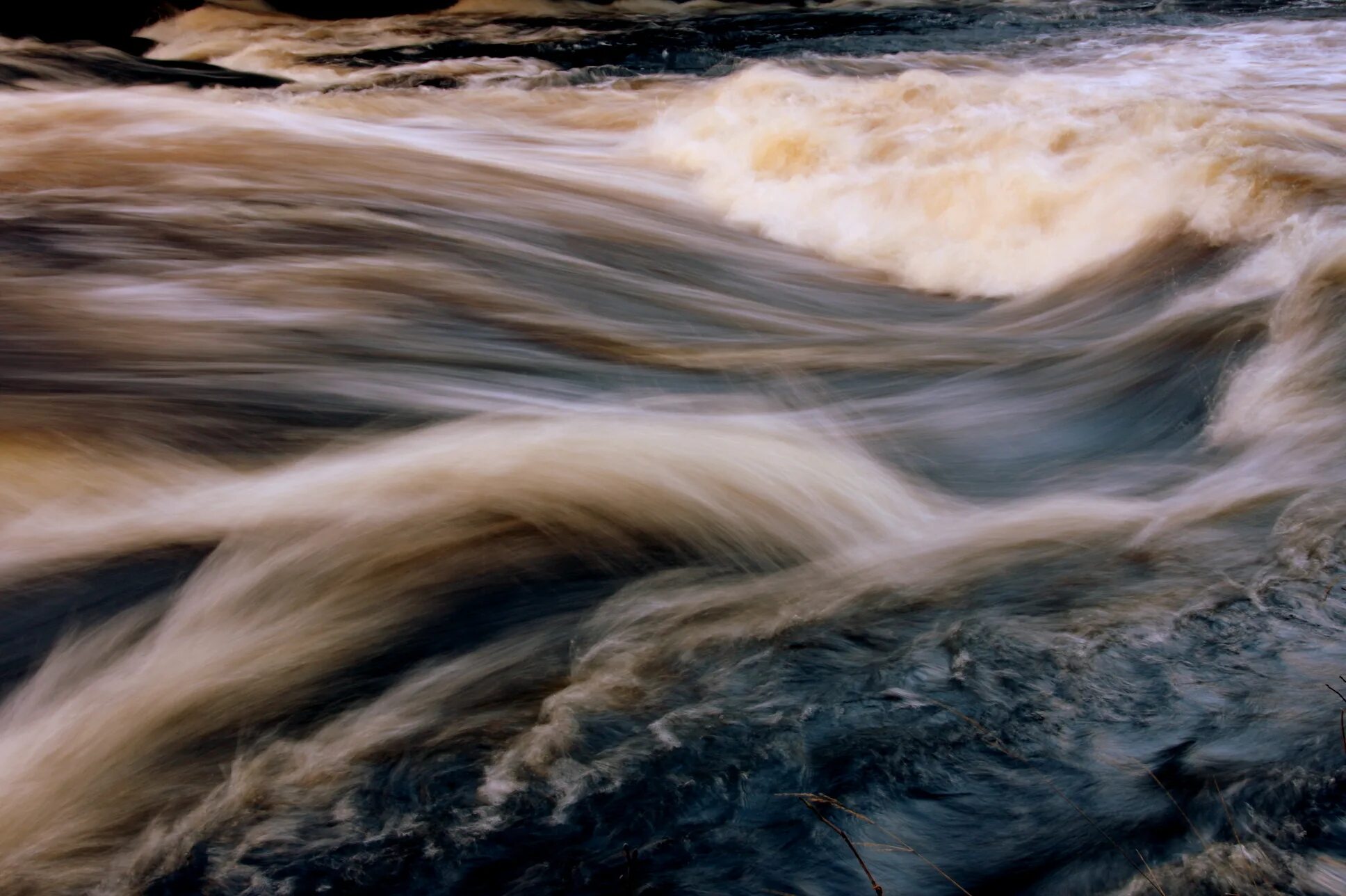 Поток воды. Движение реки. Ручей (Водный поток). Движение потоков воды.