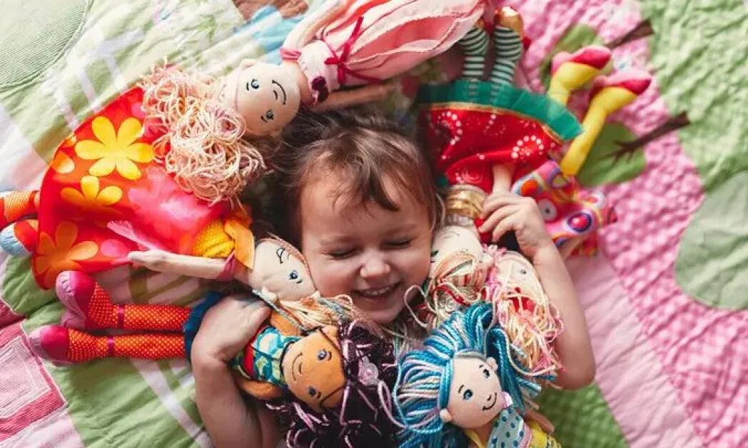 Детки играющие в куклы. Ребенок с тряпичной куклой. Дети играют в куклы. Дети играющие с куклами.