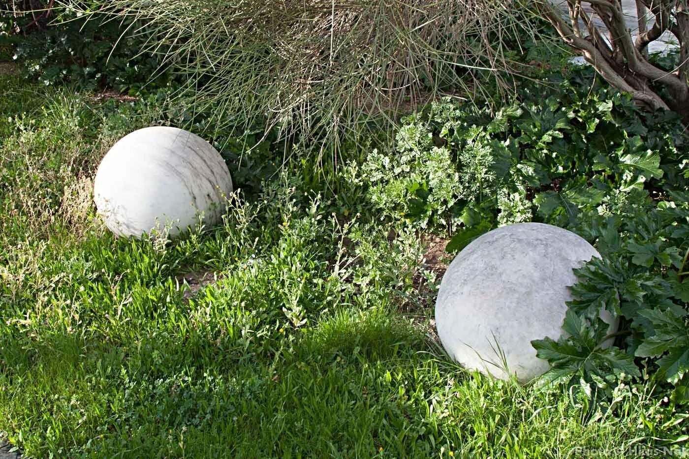 Шары для сада своими руками. Декоративные шары для ландшафта. Бетонные шары для сада. Шары из бетона для сада. Шар из гипса для сада.