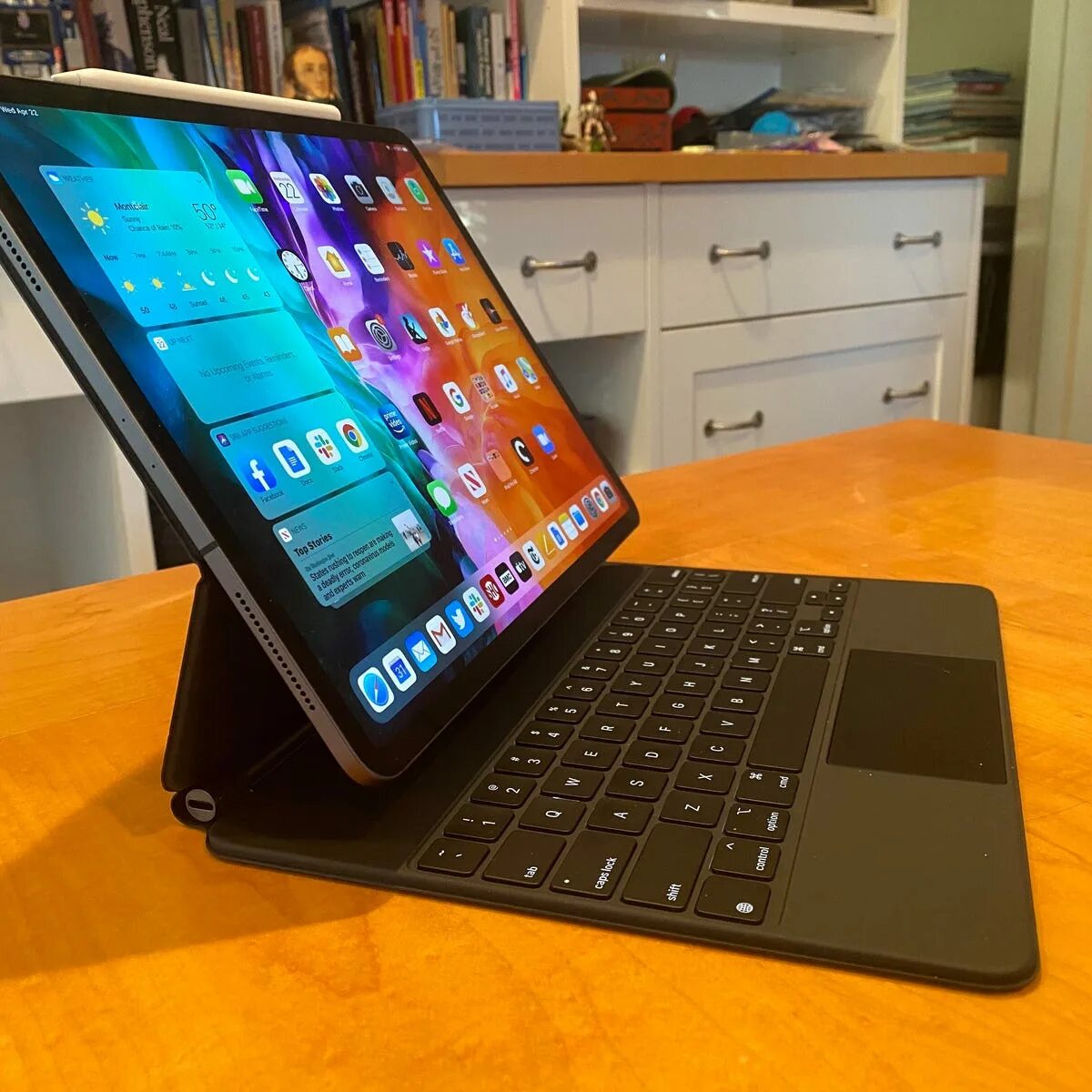 Клавиатура magic keyboard ipad pro. Apple Magic Keyboard для IPAD 9. IPAD Magic Keyboard 12.9. IPAD Pro 2020 с клавиатурой. Клавиатура для айпад про 12.9.