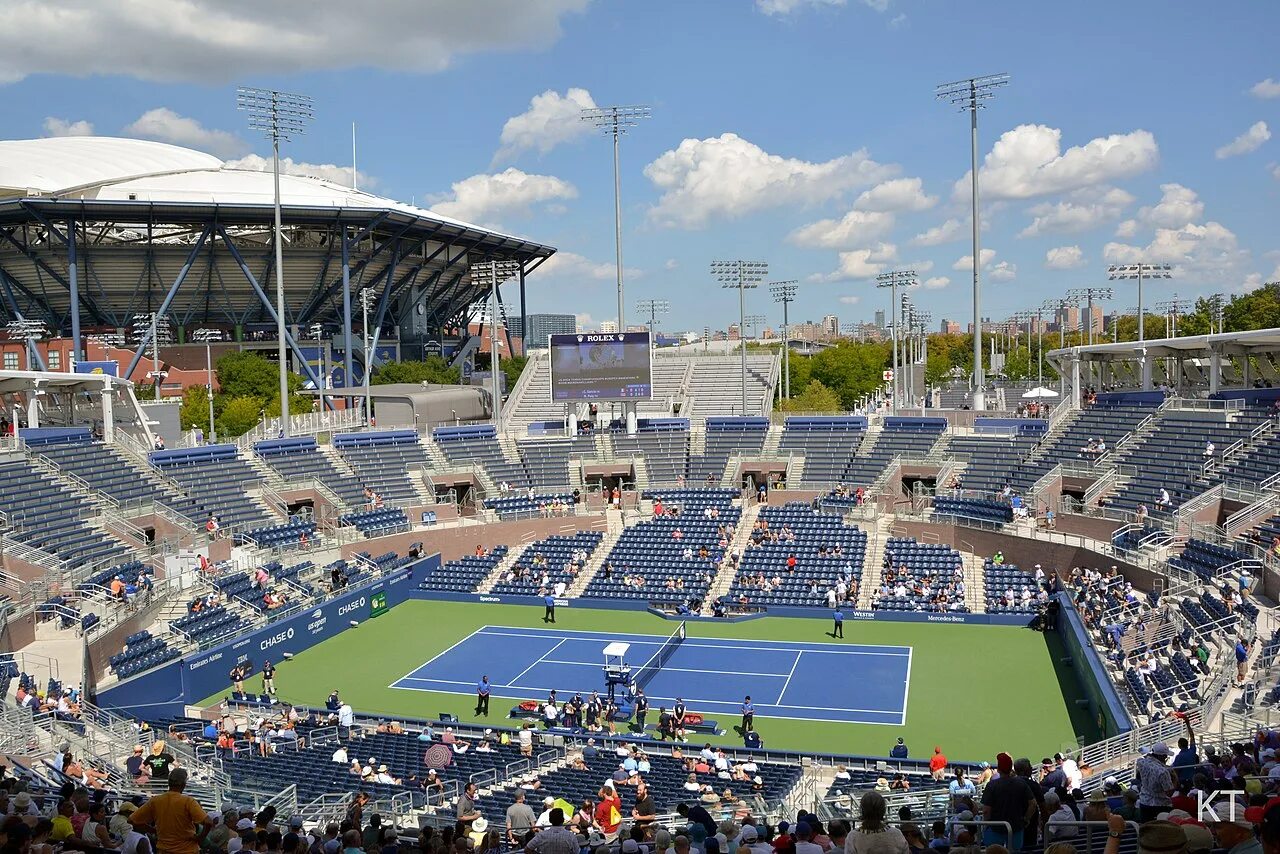 На стадионе расположено. Луи Армстронг стадион. Us open стадион. Открытый Чемпионат США. Shea Stadium Флашинг Медоус.