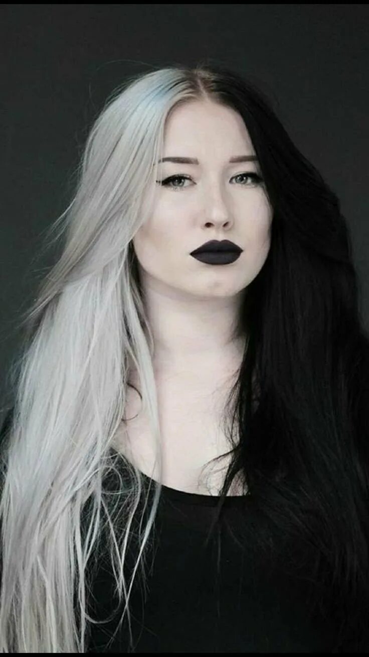 Ariana grande elle. Anastasia eg модель. Сплит окрашивание черный и белый. Певица с черно белыми волосами. Парик черно-белый круэлла.