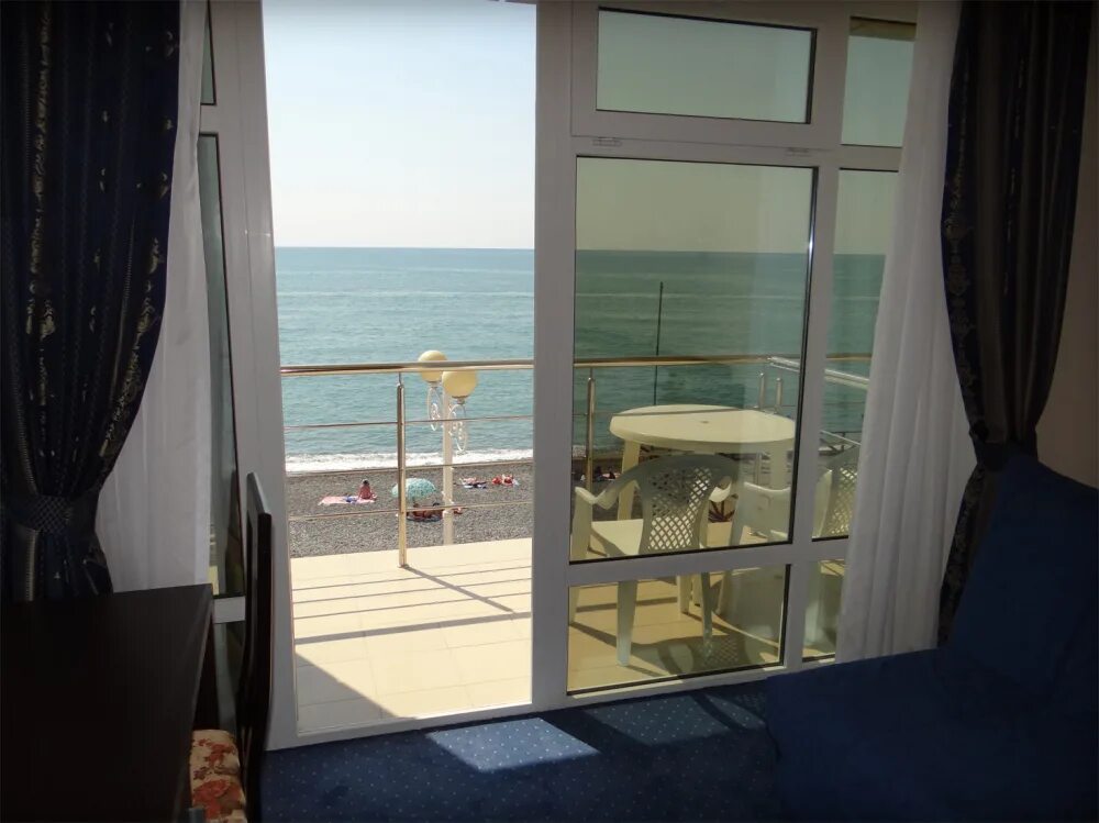 Первая береговая адлер. Лазурь Бич Адлер. Lazur Beach Hotel Адлер. Лазурь Бич отель 4* (Адлер). Лазурь 3 в Адлере отель.