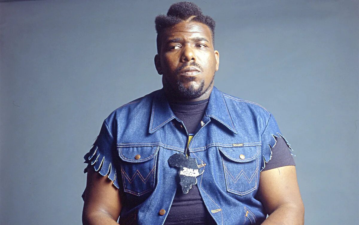 Африка бомбата. Африка бамбаата. dj африка бамбаатаа. afrika bambaataa американский диджей. afrika bambaataa 2025.