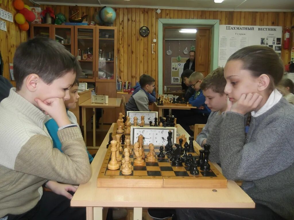 пушка алехина шахматы. бабыкпаев евгений шахматы тюмень. шахматная доска с фигурами и часами. шахматная доска и часы. дмитрий лобов шахматы.