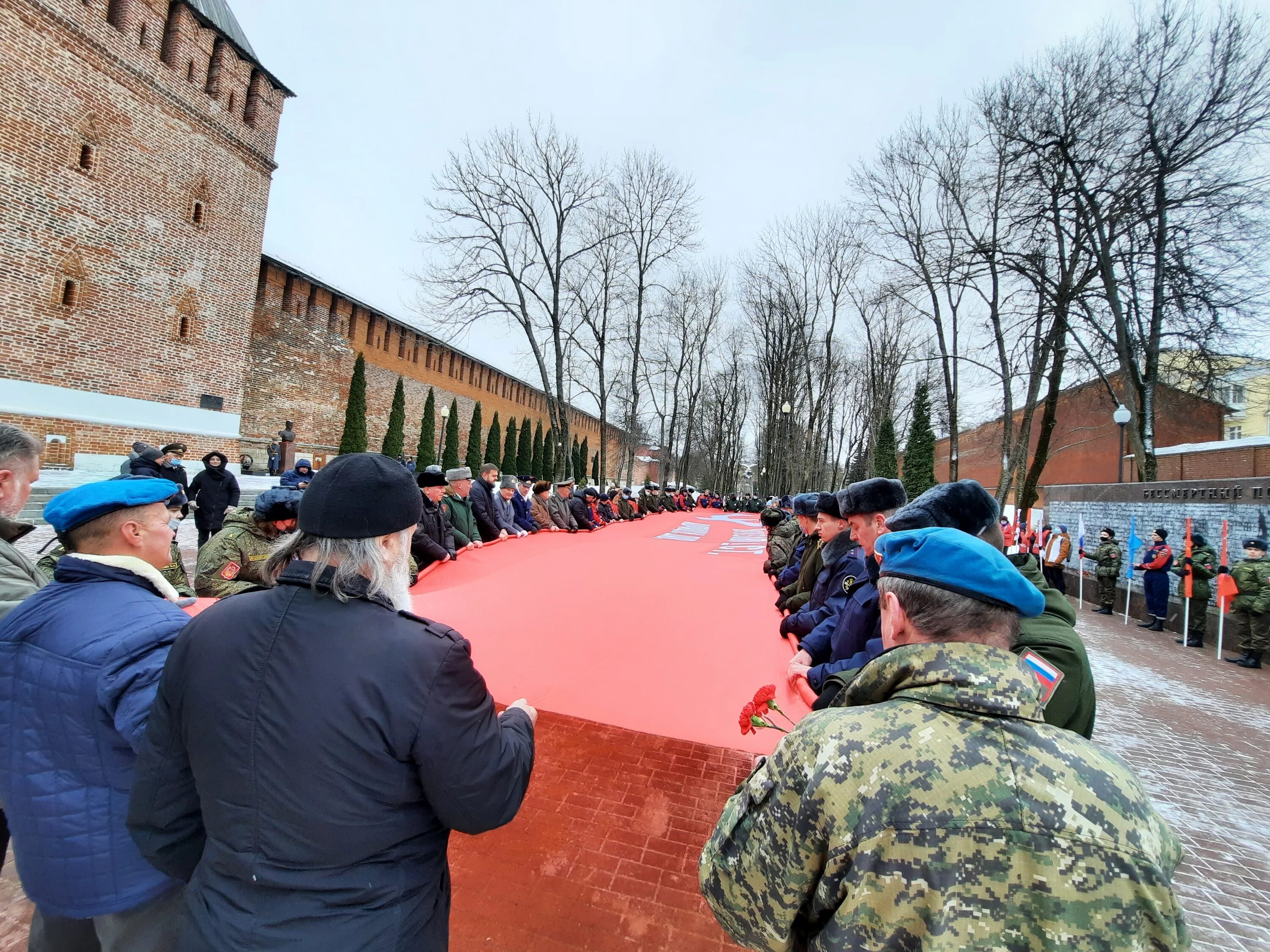 Сквер памяти героев Смоленск. 23 Февраля Смоленск. Праздник 9 мая красная площадь. Праздник в городе.