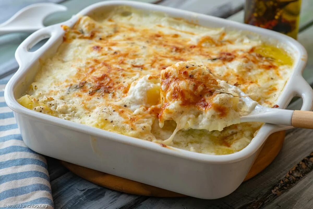 Блюда из фарша в духовке с картошкой. Грузинское блюдо из вареного теста со сметаной. Макароны с грибами в сметанном соусе с сыром. Запеканка из макарон. Фарш со сметаной и сыром.