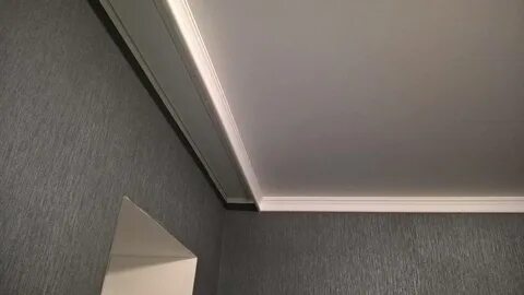 Плинтус натяжного потолка можно