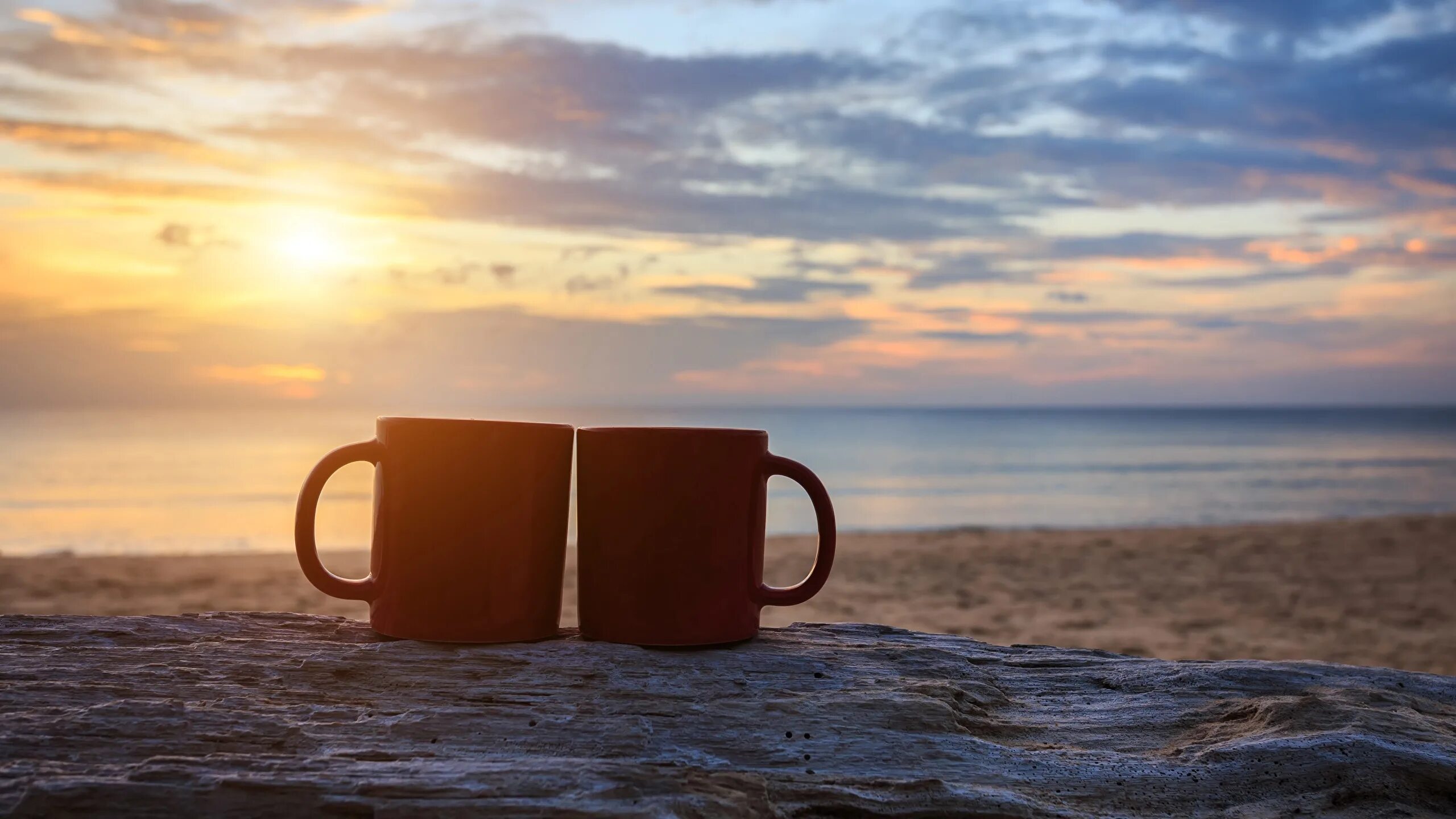 Картинка утро. Утро на море. Чашка кофе на берегу моря. Доброе утро море. Кофе на берегу моря.