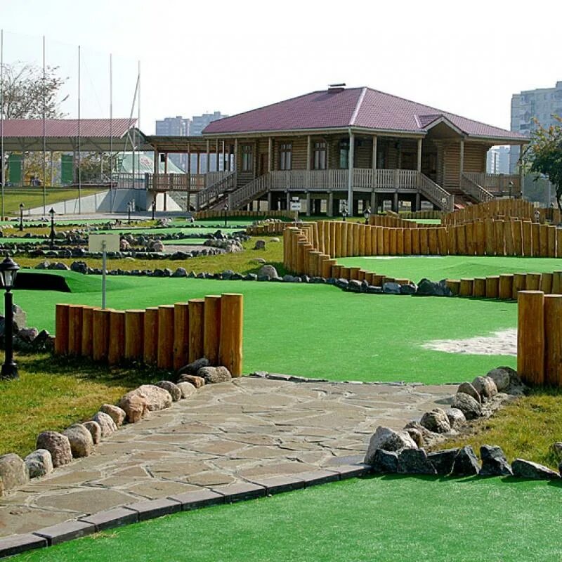 Поле старый оскол. Гольф старый оскол. Гольф клуб старый оскол. Чулково люпины. Площадка для гольфа старый оскол.