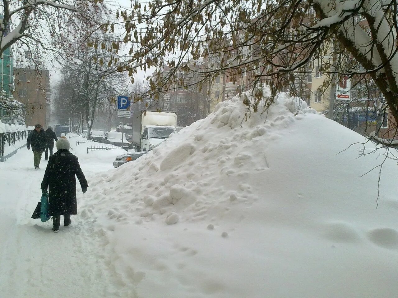 Хорошо что тускнеют сугробы. Сугробы в городе. Снежные сугробы в городе. Сугробы в Новосибирске. Большие сугробы.