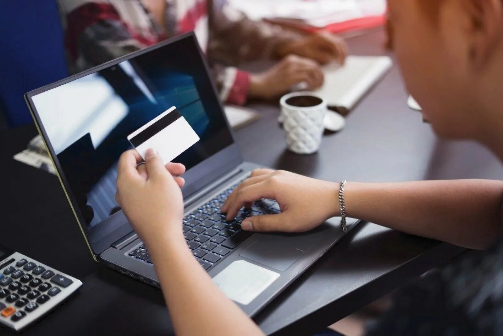 Online payment system. Банковская карта в мобильном. Payment. Банковская карта на клавиатуре. Безналичные платежи.