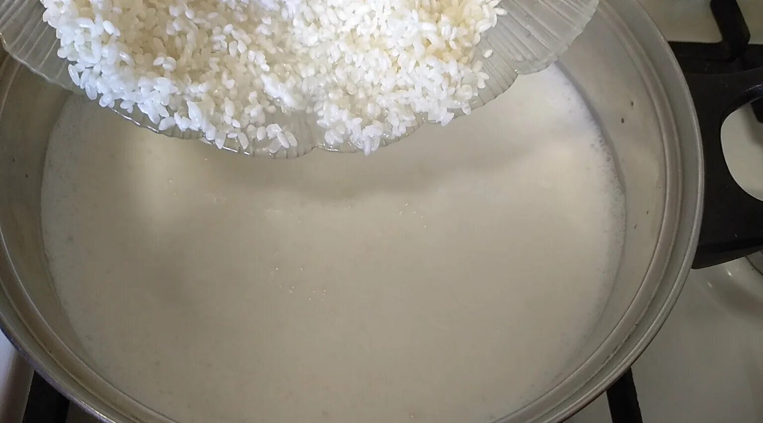 Рис на молоке. Приготовление молочного риса. Пропорции молока и риса для рисовой каши в кастрюле на молоке. Рисовая каша на молоке в кастрюле.