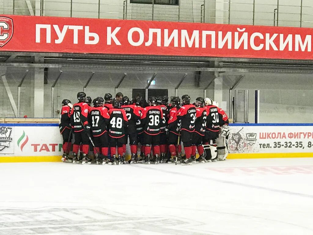 Нефтяник арена альметьевск. Иван ковалев хоккеист. Хоккейные лиги. Хоккеист нефтяник. Ильнур гизатуллин ак барс.