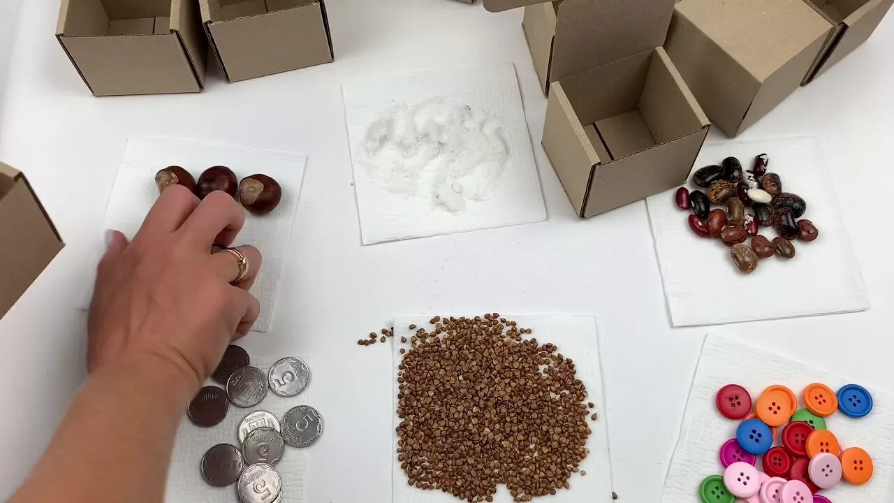 Шумящие коробочки монтессори. Звуковые коробочки монтессори. Шумовые коробочки. Игра шумящие коробочки. Шумящие коробочки.