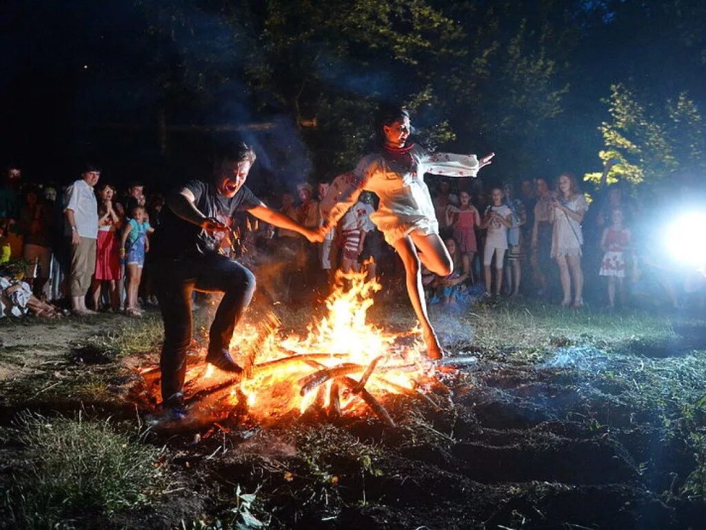 Ночь ивана. Иван Купала (Купальская ночь). С праздником Ивана Купала. Праздник Янки Купалы. Ночь на Ивана Купала прыжки через костер.