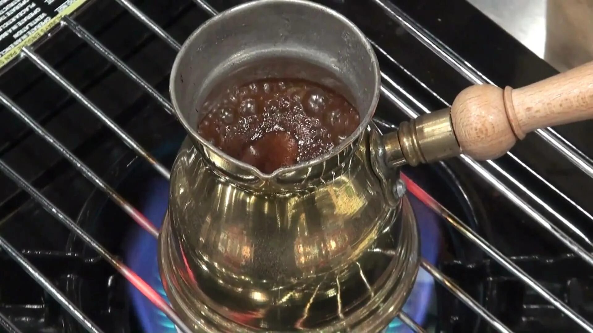 пропорции для варки кофе в турке. кофе в турке с чашкой. рецепты кофе. кофе в турке. кофе в турке на газовой плите.