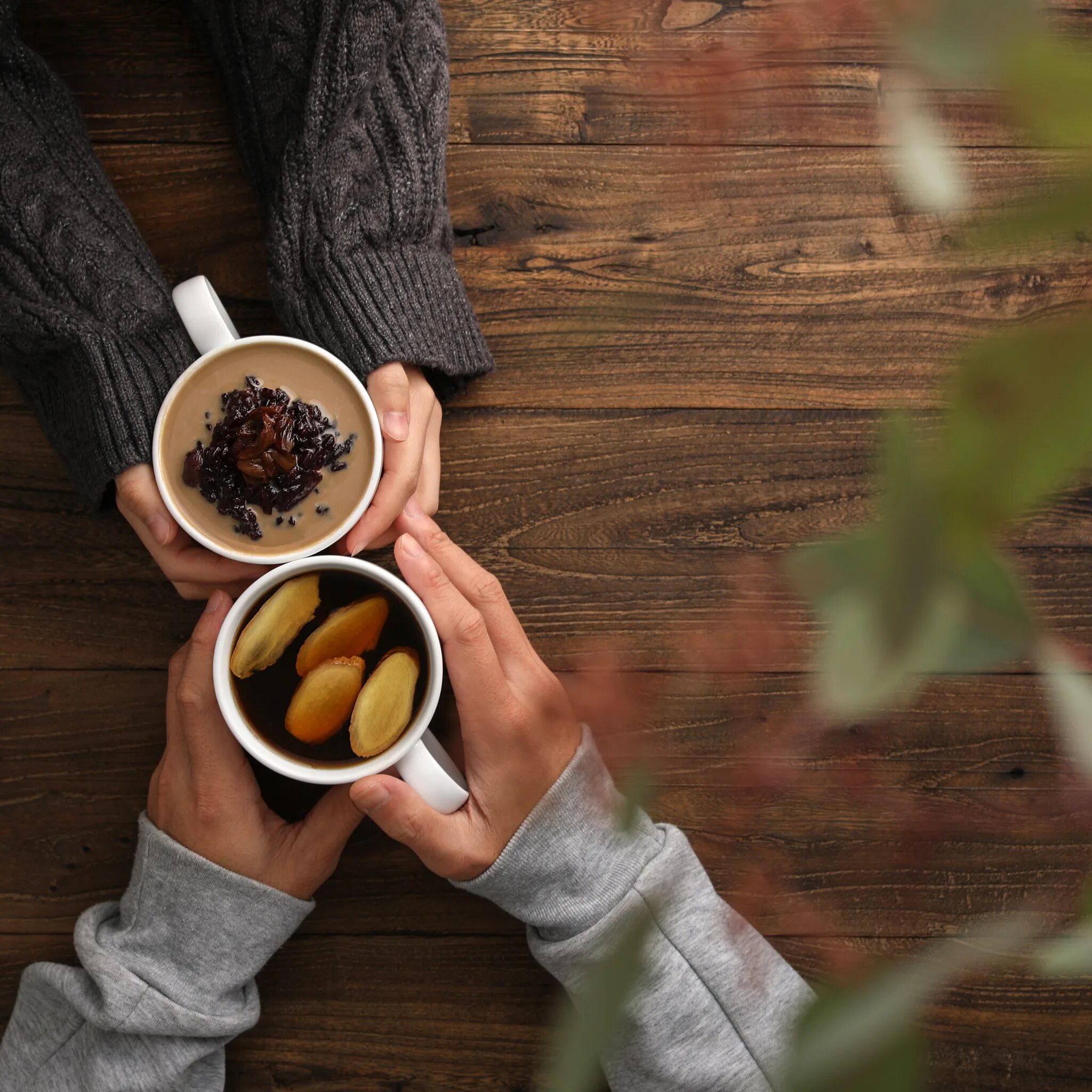 Коробка для чайных пакетиков. Чашка чая. Чай с чайным пакетиком. Чашка с чаем. Кофе в руках.